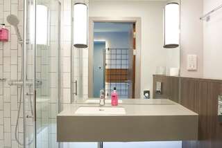 Отель Moxy Dublin City Дублин Номер с кроватью размера «king-size»-4