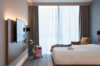 Отель Moxy Dublin City Дублин Номер с кроватью размера «king-size»-7