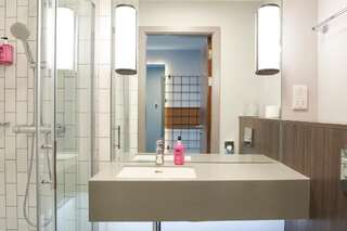 Отель Moxy Dublin City Дублин Номер с кроватью размера «king-size»-9